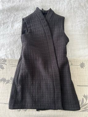 Lululemon Athletica Black Quilted Belted Cover Up Vest Sz small Pockets